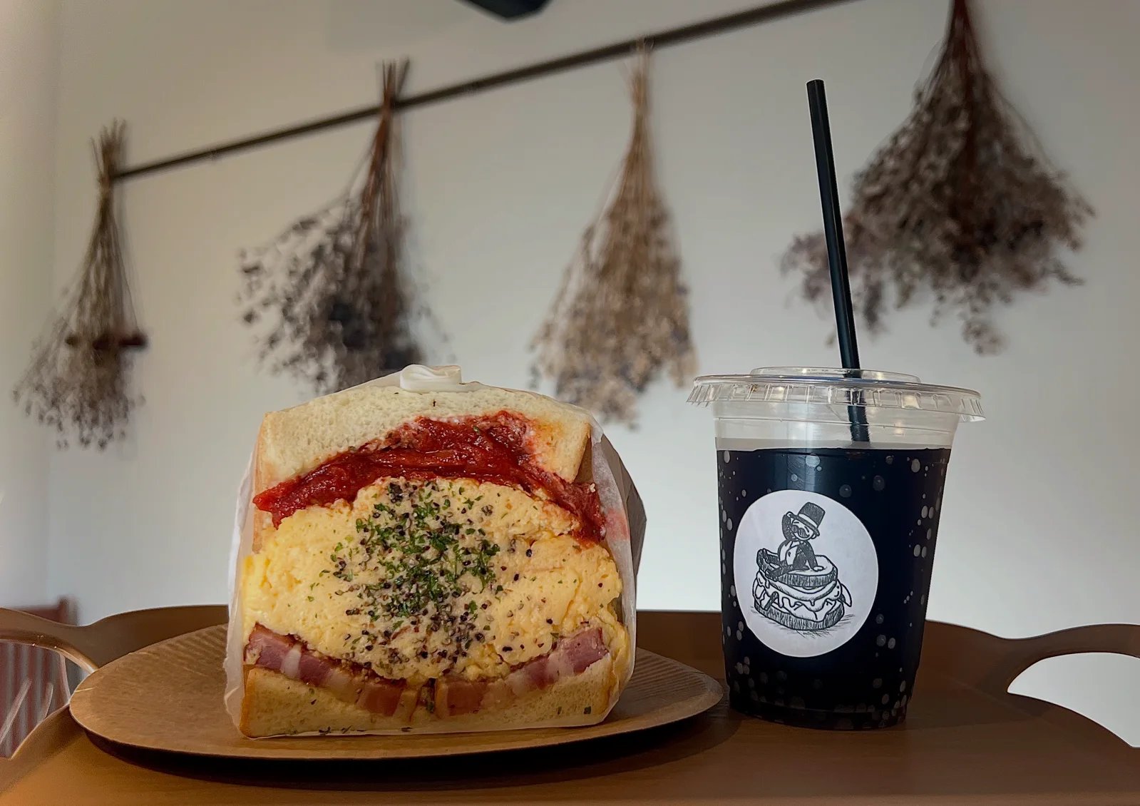 ベーコンとチーズオムレツのサンドイッチとドリンク